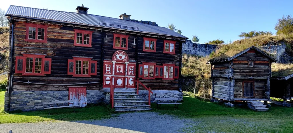 Et verneombud sørger for at trehuset med røde skodder og rød dør overholder arbeidsmiljøloven.